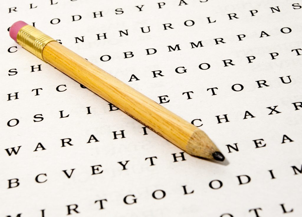 un crayon sur une feuille avec plein de lettres (illustration pour la formation Bureautique)