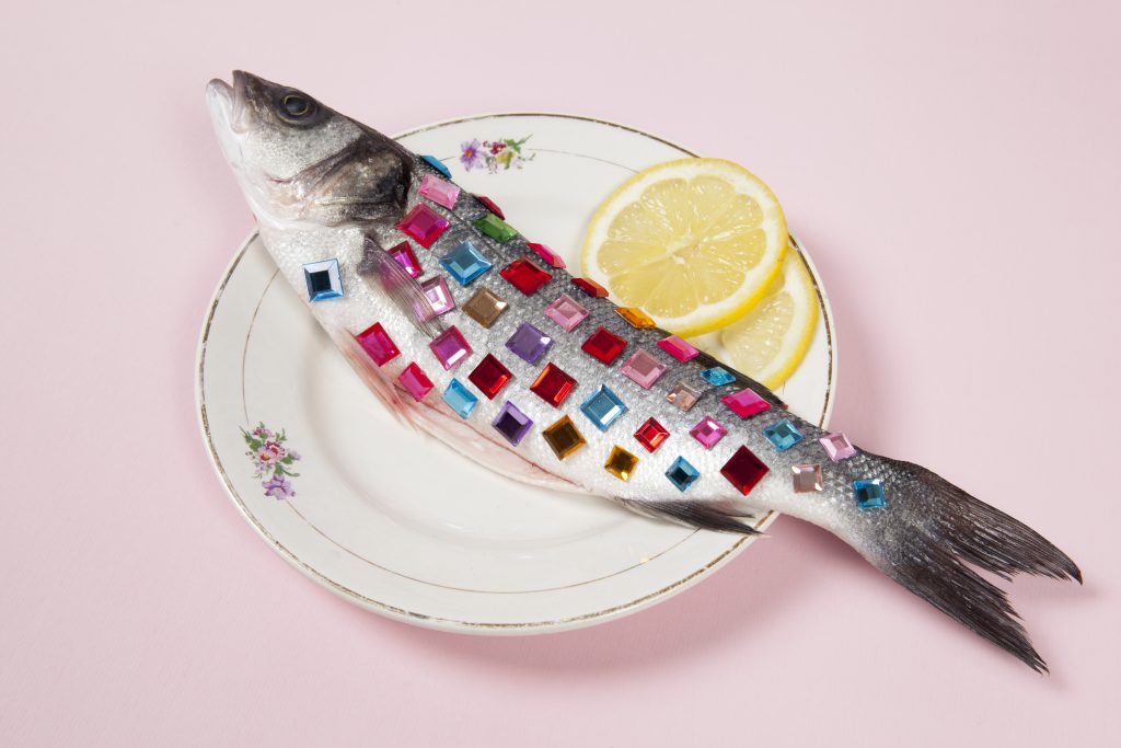 un poisson avec des paillettes dans une assiette (illustration pour la formation hygiène / HACCP)