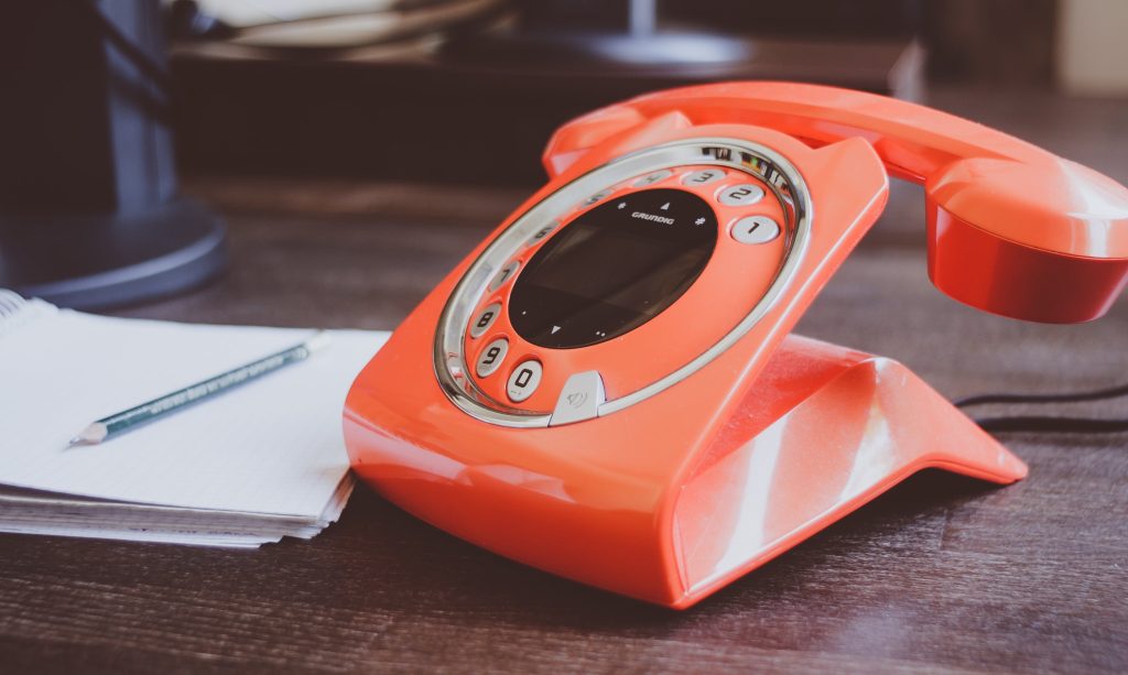 un téléphone fixe avec un design retro futuriste (illustration pour la formation Outlook)
